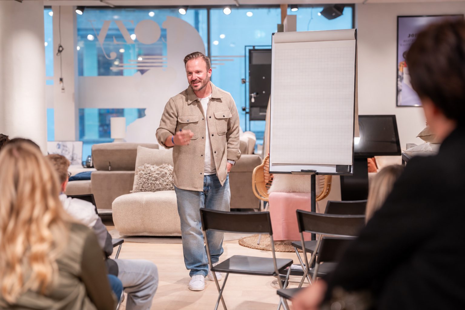 Daniel Augsten im Workshop am Flipchart, im Gespräch mit der Gruppe
