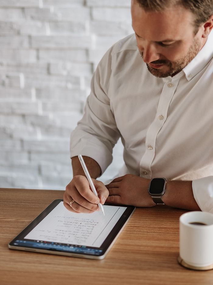 Daniel Augsten macht sich Notizen auf einem Tablet